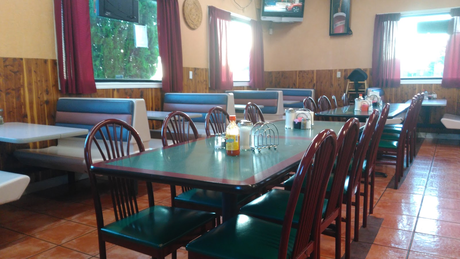 Dining room seating at Taqueria Tequila Jalisco
